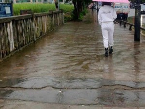 城中村下雨天在门口等客的视频：一次性雨鞋，让你在雨中自由穿梭